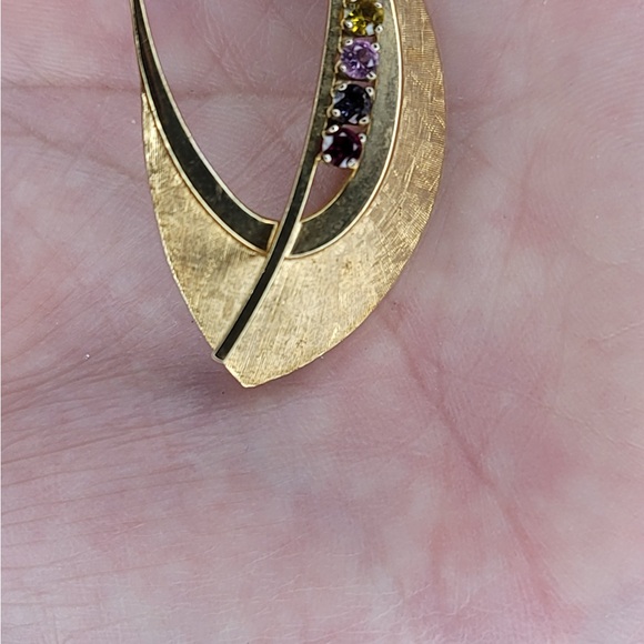 Gold Leaf Brooch with Yellow Accents and Textured Finish - Picture 3 of 4